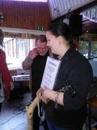 Heidi ottaa vastaan Pormestarin avaimen, sauvan ja kunniakirjan. Leo Vierelä luovutti "vallan" seuraajalleen.