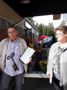 Leena Siivola luovuttaa Pormestarin avaimen ja sauvan seuraajalleen.